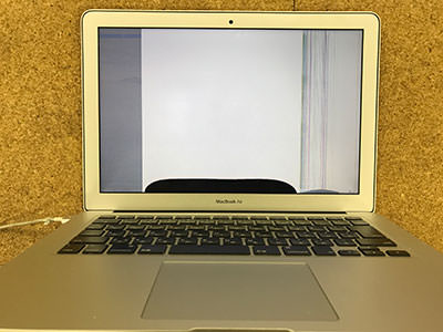 黒い液漏れのMacBook Air
